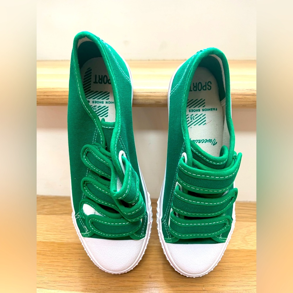 Green sneakers size 5/5.5 brand new never worn